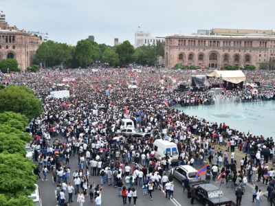 Les partisans de Nikol Pachinian sur la place de la République à Erevan fêtent son élection par le Parlement au poste de Premier ministre. Le 8 mai 2018. - Sergei GAPON [AFP]