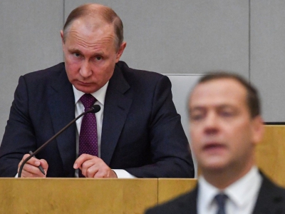 Le président russe Vladimir Poutine et son Premier ministre Dmitri Medvedev à la Douma (chambre basse du Parlement russe) à Moscou, le 8 mai 2018 - Yuri KADOBNOV [AFP]