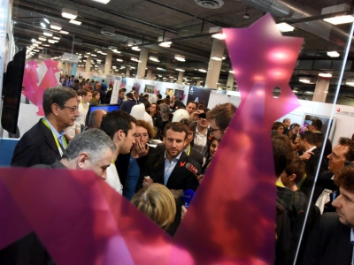 Emmanuel Macron et Muriel Pénicaud au Consumer Electronics Show (CES) de Las Vegas, le 7 janvier 2016 - ROBYN BECK [AFP/Archives]
