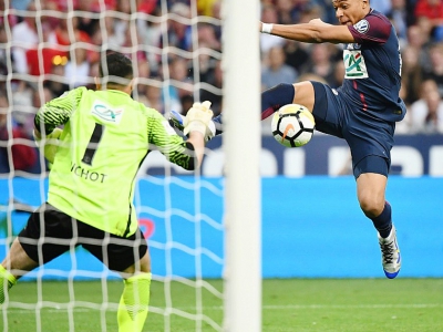 L'attaquant du Paris SG Kylian Mbappé (d) buteur face au gardien de but des Herbiers Matthieu Pichot en finale de Coupe de France le 8 mai 2018 - FRANCK FIFE [AFP]