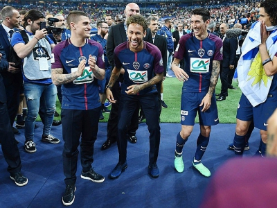 Neymar rejoint les joueurs du Paris SG vainqueur de la Coupe de France le 8 mai 2018 - FRANCK FIFE [AFP]