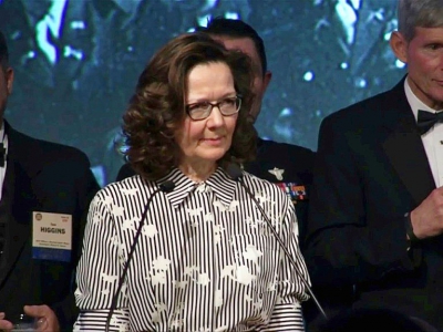 Cette photo tirée d'une vidéo d'octobre 2017 montre Gina Haspel lors d'une soirée à Washington. Un mystère entoure la femme nommée par Donald Trump à la tête de la CIA, du fait des années qu'elle a passées à oeuvrer dans la clandestinité pour l'agenc - Handout [OSS Society/AFP/Archives]