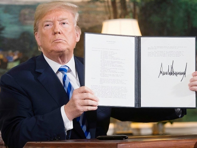 Le président américain Donald Trump montre le document ordonnant de rétablir les sanctions contre Téhéran le 8 mai 2018 à la Maison Blanche - SAUL LOEB [AFP/Archives]
