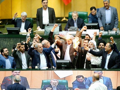 Photo distribuée par le Parlement iranien montrant des députés en train de brûler un drapeau américain en papier, le 9 mai 2018 à Téhéran - HO [Islamic Consultative Assembly News Agency/AFP]
