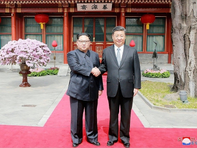 Le numéro un nord-coréen Kim Jong Un et le président chinois Xi Jinping s'étaient déjà rencontrés le 27 mars dernier à Pékin. AFP PHOTO/KCNA VIA KNS - - [KCNA VIA KNS/AFP]