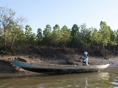 Clément Joseph Rabenandrasana pêche des crabes dans la mangrove - Laure FILLON [AFP]