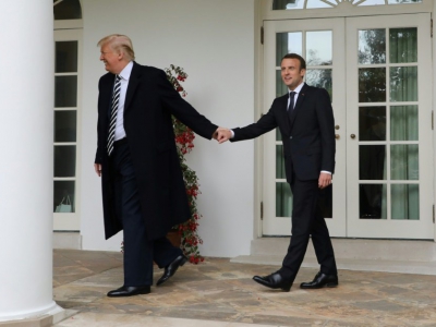 Le président américain Donald Trump (G) et le président français Emmanuel Macron (D) se tiennent la main à la Maison Blanche à Washington, le 24 avril 2018 - Ludovic MARIN [AFP/Archives]