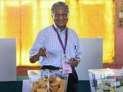 L'ex-Premier ministre malaisien, Mahathir Mohamad lorsde son vote, le 9 mai 2018 à Kuala Lumpur - Jewel SAMAD [AFP]