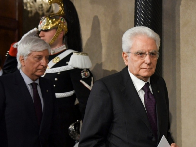 Le président Sergio Mattarella (D) arrive à une conférence de presse le 7 mai 2018, à Rome - Andreas SOLARO [AFP]