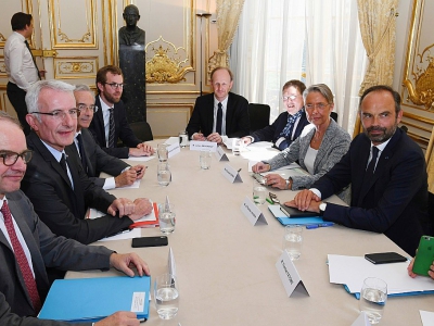 Le Premier ministre Edouard Philippe (D) lors d'une réunion de négociation sur la SNCF à l'Hôtel Matignon, à Paris, le 07 mai 2018 - CHRISTOPHE ARCHAMBAULT [POOL/AFP/Archives]