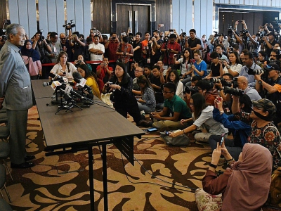 L'ex-homme fort de Malaisie Mahathir Mohamad (G), à la tête d'une coalition d'opposition victorieuse aux législatives, s'adresse aux journalistes à Kuala Lumpur le 10 mai 2018 - ROSLAN RAHMAN [AFP]