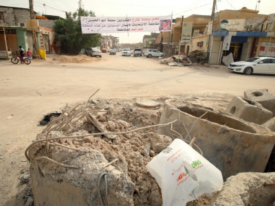 Une bannière appelle les Irakiens à boycotter les élections législatives dans un quartier de Bassora (sud) le 8 mai 2018 alors que les habitants de cette région se plaignent d'être négligés par les autorités fédérales - HAIDAR MOHAMMED ALI [AFP]