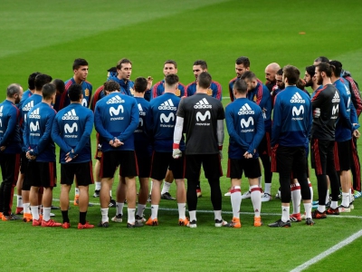 Le sélectionneur espagnol Julen Lopetegui conseille son équipe lors d'un entraînement avant le match amical contre l'Argentine, à Madrid, le 26 mars 2018 - PIERRE-PHILIPPE MARCOU [AFP/Archives]