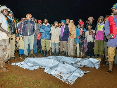Des corps de victimes sont allongés sur le sol après la rupture d'un barrage à Solai, à 150 km au nord de Nairobi, au Kenya, le 10 mai 2018. - [AFP]