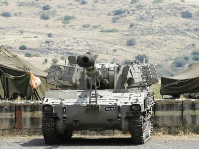 Un blindé israélien prend position le 9 mai 2018 près de la ligne de démarcation avec la Syrie dans la partie du Golan occupée par Israël. - JALAA MAREY [AFP]
