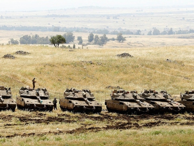 Des chars israéliens déployés le long de la frontière syrienne, sur la partie du plateau du Golan occupée par Israël, le 10 mai 2018 - Menahem KAHANA [AFP]