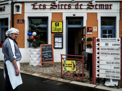Restaurant de Sail-sous-Couzan, village natal d'Aimé Jacquet, décoré pour le 20e anniversaire de la victoire de l'équipe de France en Coupe du monde, le 10 mai 2018 - JEFF PACHOUD [AFP]
