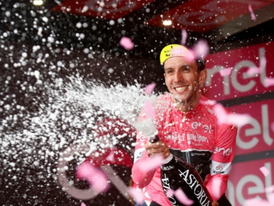 Le Britannique Simon Yates se pare du maillot rose de leader du Tour d'Italie à l'issue de la 6e étape à l'Etna, le 10 mai 2018 - LUK BENIES [AFP]