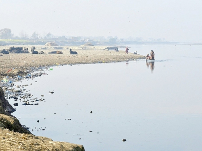 La rivière polluée Ravi près de Lahore au Pakistan, le 26 février 2018 - ARIF ALI [AFP/Archives]