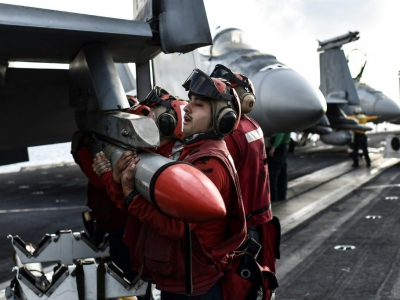 Des soldats du porte-avion USS Harry S. Truman placent un missile sur un chasseur Super Hornet F-18, le 8 mai 2018 - Aris MESSINIS [AFP]