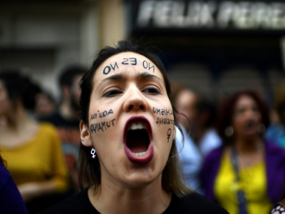 Une Espagnole manifeste à Madrid pour les droits des femmes, le 26 avril 2018 - GABRIEL BOUYS [AFP/Archives]