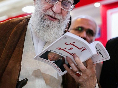 Photo fournie par le bureau du Guide suprême iranien montrant l'ayatollah Ali Khamenei lisant une traduction du livre "Fire and Fury", ouvrage critique sur le président américain Donald Trump, le 11 mai 2018 lors d'un salon du livre à Téhéran - Handout [KHAMENEI.IR/AFP]