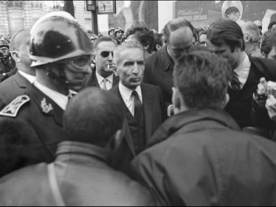 Le préfet de police Maurice Grimaud (c) inspecte, le 8 mai 1968, les forces de l'ordre stationnées au Quartier Latin à Paris - [ARCHIVES/AFP/Archives]