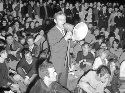 Jean-Louis Barrault, directeur du Théâtre de France-Odéon, s'adresse, le 16 mai 1968 aux étudiants contestataires qui occupent l'établissement - [ARCHIVES/AFP]