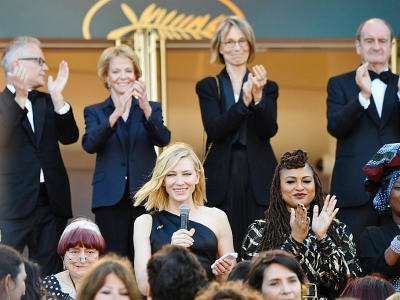 Quatre-vingt-deux stars et femmes du 7e art, dont la présidente du jury Cate Blanchett (C) et la réalisatrice Agnès Varda, réclament "l'égalité salariale" dans le cinéma, le 12 mai 2018 au Festival de Cannes - Alberto PIZZOLI [AFP]