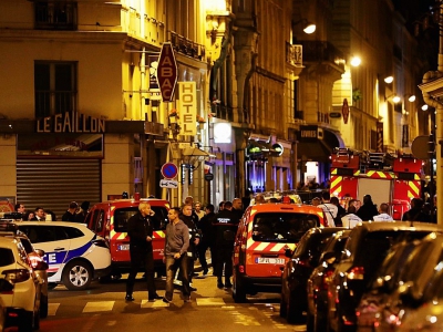 Les policiers et les sapeurs pompiers dans une rue bloquée après l'attaque au couteau qui a fait un mort, dont l'assaillant, et plusieurs blessés, à Paris le 12 mai 2018 - Thomas SAMSON [AFP]