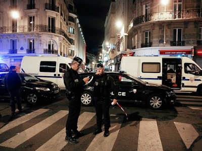 Policiers à l'entrée du périmètre de sécurité, après l'attaque au couteau qui a fait deux morts dont l'assaillant, à Paris le 12 mai 2018 - Geoffroy VAN DER HASSELT [AFP]