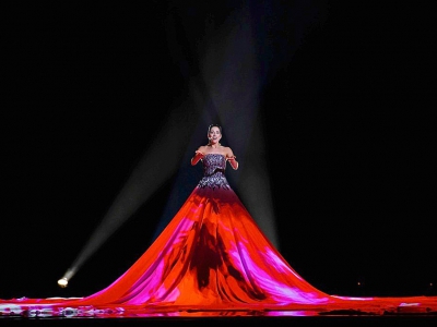 La soprano estonienne Elina Nechayeva et sa robe géante lors de la 63e édition du concours de l'Eurovision, à Lisbonne le 12 mai 2018 - Francisco LEONG [AFP]