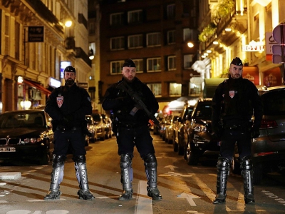 Des policiers bloquant l'accès près du lieu de l'attaque au couteau qui a fait deux morts, dont l'assaillant, et plusieurs blessés, à Paris le 12 mai 2018 - Thomas SAMSON [AFP]