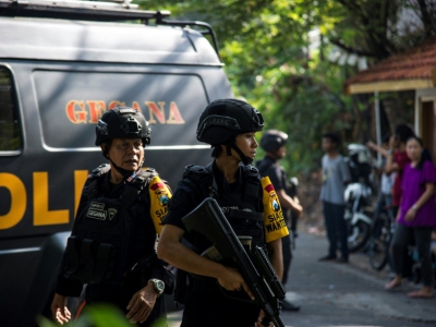 Des policiers patrouillent devant une église après les attentats à la bombe qui ont fait au moins neuf morts à Surabaya, en Indonésie, le 13 mai 2018 - JUNI KRISWANTO [AFP]