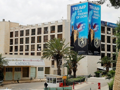 Photo d'une affiche en l'honneur du président américain Donald Trump, à proximité de la nouvelle ambassade américaine de Jérusalem, le 13 mai 2018 - Ahmad GHARABLI [AFP]