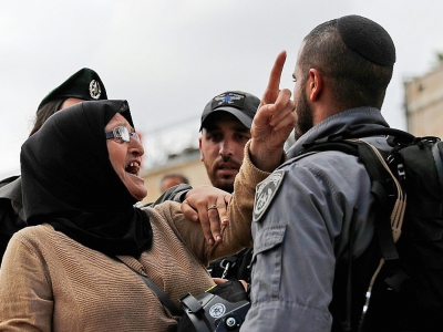 Une Palestinienne exprime sa colère devant un garde israélien, le 13 mai 2018 dans la vieille ville de Jérusalem - Ahmad GHARABLI [AFP]