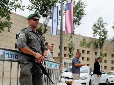 Des gardes de sécurité postés le 13 mai 2018 devant le consulat américain à Jérusalem à la veille de l'ouverture de la nouvelle ambassade américaine dans ses murs. - Ahmad GHARABLI [AFP]