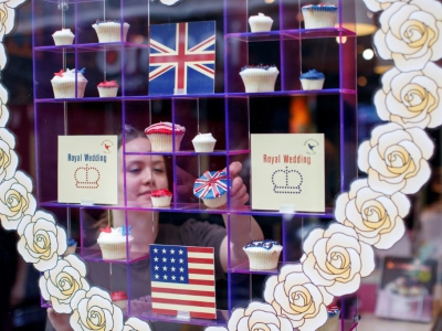 Une pâtisserie londonienne a imaginé des cupcakes coiffés de glaçages aux couleurs des drapeaux américain et britannique - Tolga AKMEN [AFP]