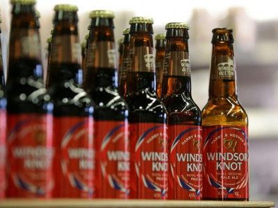 Un brasseur britannique a créé une bière artisanale combinant du houblon britannique et américain - Daniel LEAL-OLIVAS [AFP]
