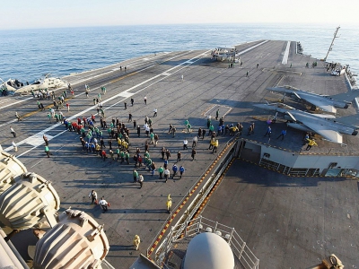 Invités du porte-avions américain USS Bush, au large de la Côte est des Etats-Unis, F-18 et Rafale français enchaînent catapultages et appontages à un rythme effréné - Eric BARADAT [AFP]