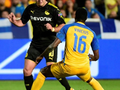Le milieu de Dortmund, Mario Götze, face au défenseur brésilien de l'APOEL Nicosie, lors d'un match de Ligue des champions, à Chypre, le 19 octobre 2017 - KHALED DESOUKI [AFP/Archives]