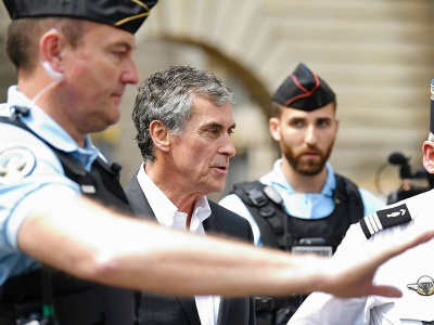 Jérôme Cahuzac quitte la salle de la cour d'appel, encadré par des gendarmes, le 15 mai à Paris - Eric FEFERBERG [AFP]