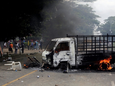 Une camionnette brûlée lors de protestations anti-gouvernement à Masaya au Nicaragua, le 15 mai 2018 - INTI OCON [AFP]