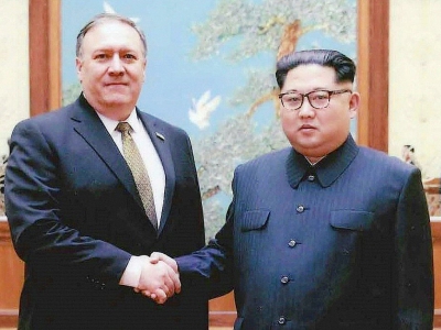 Le chef de la diplomatie américaine Mike Pompeo et le leader nord-coréen Kim Jong Un, le 26 avril 2018 à Pyongyang - HO [US Government/AFP/Archives]