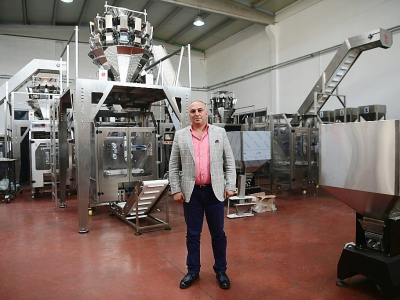 Le Syrien Amer Hadri produit des machines à fabriquer et emballer des chips, à Gaziantep en Turquie, où il est réfugié. Photo prise le 2 mai 2018 - OZAN KOSE [AFP]