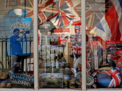 La vitrine d'une boutique de souvenirs près de Windsor, à quelques jours du mariage royal - Adrian DENNIS [AFP]