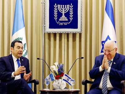 Le président du Guatemala Jimmy Morales (à gauche) s'entretient avec son homologue israélien Reuven Rivlin, le 16 mai 2018 à Jérusalem - GALI TIBBON [AFP]