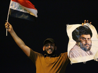 Un Irakien brandit le portrait du chef nationaliste chiite Moqtada Sadr, un des vainqueurs des législatives du week end en Irak, le 14 mai 2018 à Bagdad - AHMAD AL-RUBAYE [AFP]