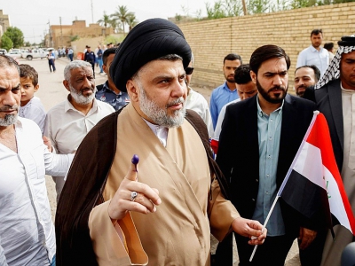 Le dignitaire chiite Moqtada Sadr, candidat populiste et nationaliste, juste après avoir voté pour les législatives en Irak le 12 mai 2018 - Haidar HAMDANI [AFP]