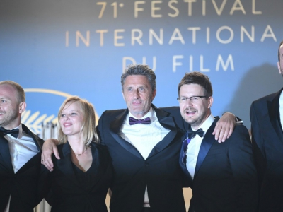 De g. à d.: les comédiens polonais Borys Szyc et Joanna Kulig, le réalisateur polonais Pawel Pawlikowski, le directeur de la photographie Lukasz Zal et le comédien Tomasz Kot posent à Cannes pour la projection de "Cold War", le 10 mai 2018 - Loic VENANCE [AFP]
